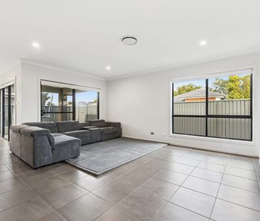 Modern Family Home - Photo 2