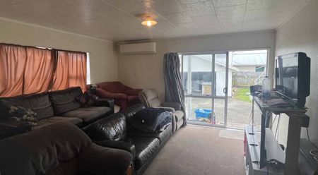 Student Rental - Five Bedrooms - Centrally Located - Photo 4