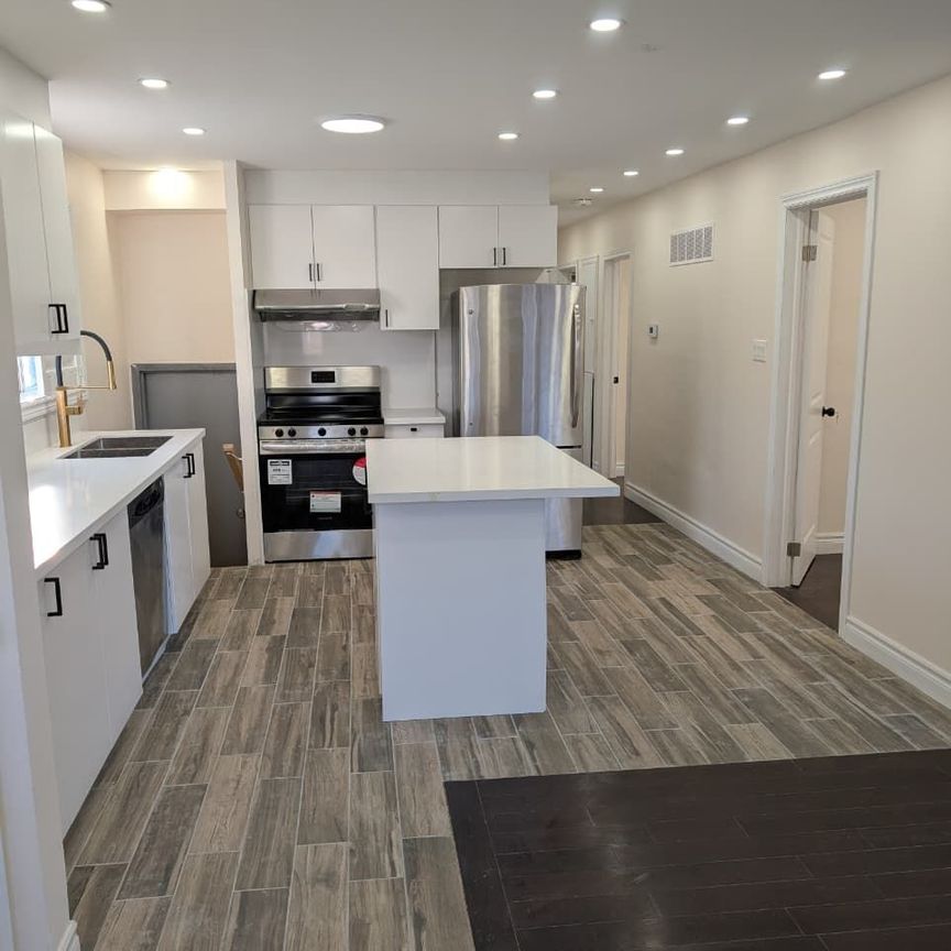 For Lease - 78 PORTSDOWN Road, Toronto, Ontario - Photo 1