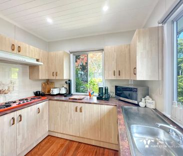 “2 Living areas, Huge yard, Great location.” - Photo 6