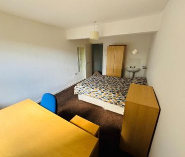 6 bedroom semi-detached house to rent - Photo 4