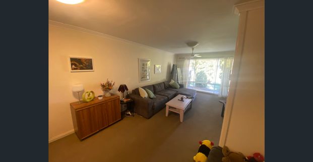 WELL PRESENTED TWO BEDROOM, ONE BATHROOM DUPLEX IN EAST VIC PARK - Photo 1
