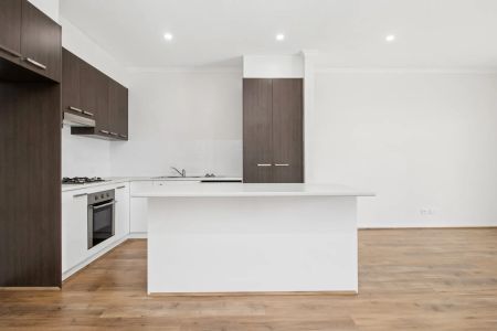 Stylish & Modern 3-Bedroom Townhouse in Bluestone Estate - Photo 3