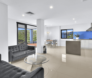 Elegant Residence with Sweeping Harbour-to-City Views - Photo 3