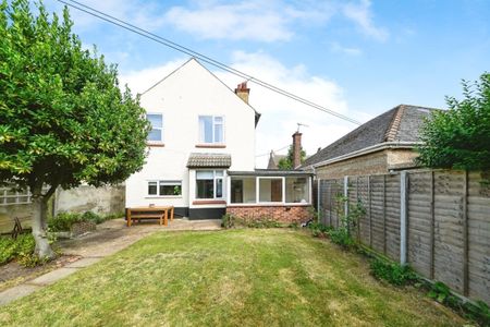 YORK AVENUE, HUNSTANTON - Photo 3