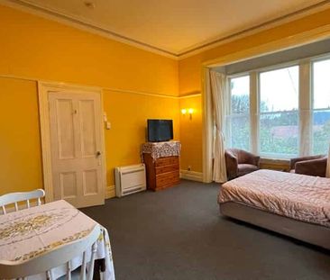 Spacious Fully Furnished Self Contained Apartment - Photo 5