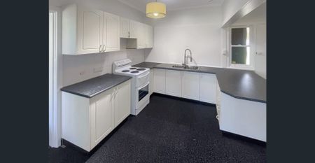 Cosy & Comfortable 2 bed + Study on Sprawling Land - Photo 5