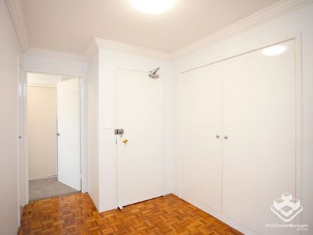 HIGHLY SOUGHT AFTER - RARELY ON THE MARKET - ENORMOUS 3 BEDS NEWLY REFURBISHED - Photo 2