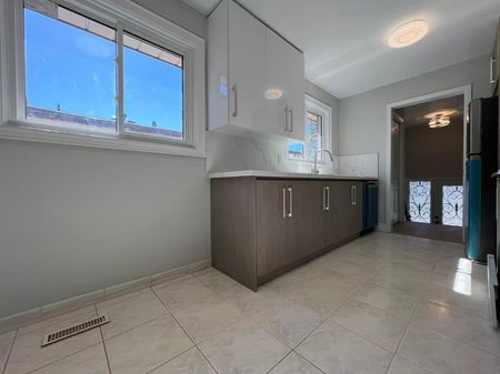 For Lease - 329 Cherokee Boulevard Unit# Upper, Toronto, Ontario - Photo 2