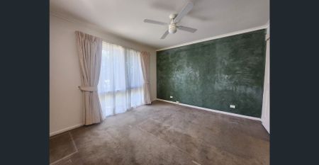 Large family home offering wide street frontage in perfectly positioned street - Photo 3