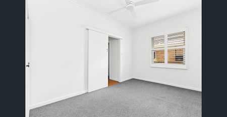 Picture Perfect - Tree Lined Street, Charming Two Bedroom Home - Photo 4