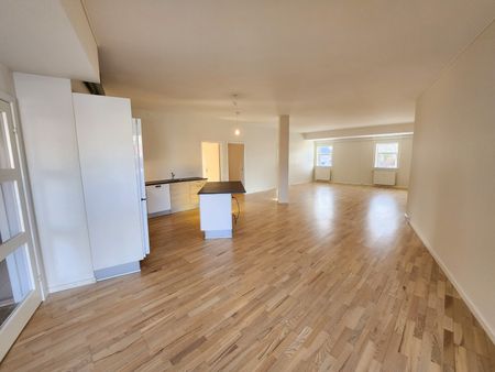 Renoveret og rummelig 4-værelses lejlighed - Photo 2