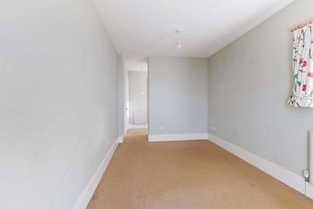 Grade II* listed 4 bedroom stable conversion set in a rural location with wrap around garden, parking and storage. - Photo 4