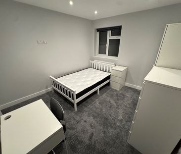 Room in a Shared House, Middle Street, SO14 - Photo 4