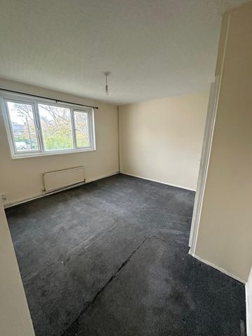 Three/Four bedroom house close to east ham station- £2750 - Photo 2