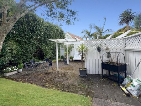 Newly Renovated Garden Apartment - Photo 3