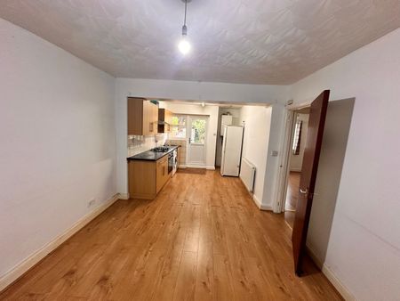 3 Bed Flat, Ley Street, IG2 - Photo 5