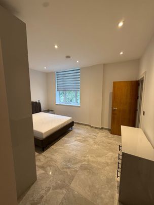 3 Bed Flat, Bromyard House, W3 - Photo 1