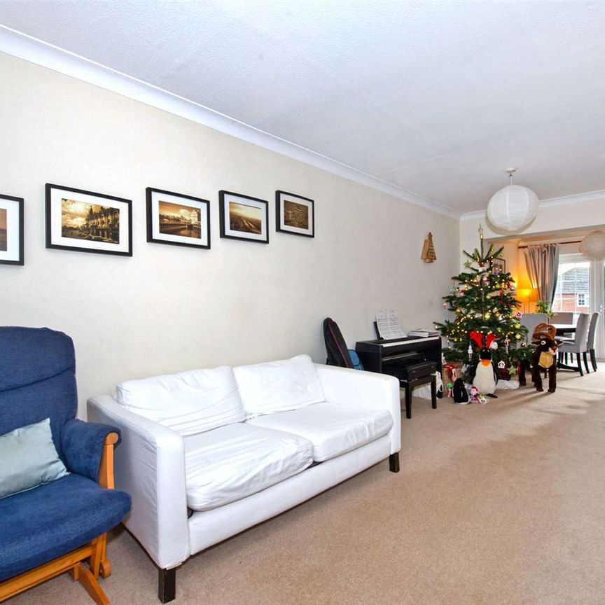 A well-presented three bedroom end of terraced home, located less than 1 mile from the Marlow High Street - Photo 1