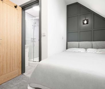 Beautifuly decorated 9 bed property. With communal living space and... - Photo 2