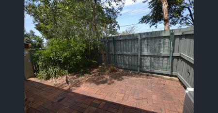 This comfortable 2-bedroom townhouse is in a perfect location - Photo 2