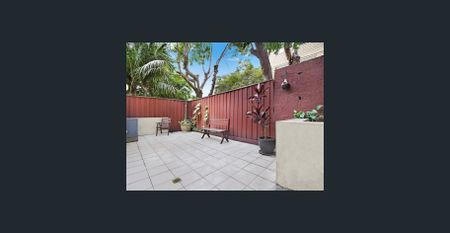 Private three bedroom townhome - Photo 2