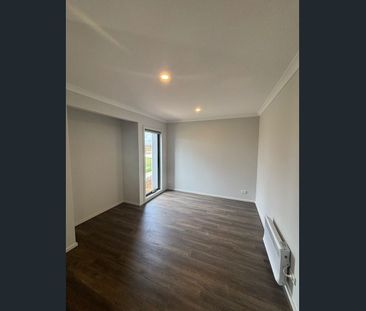 19 Selma walk, Donnybrook, Vic 3064 - Photo 2