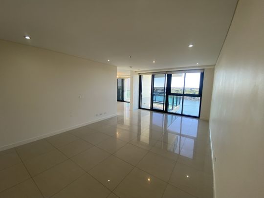 STUNNING RIVER VIEWS - BEAUTIFUL SUMMER BREEZES WITH A DESIGN AND FEEL OF AN EXECUTIVE APARTMENT - Photo 1