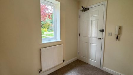 2 bedroom ground floor flat to rent - Photo 4