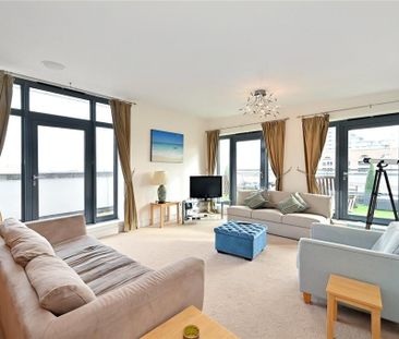 2 Bed Penthouse, Eluna Apartments, E1W - Photo 2