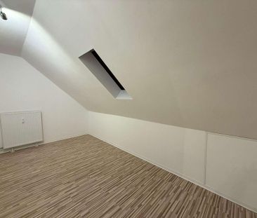 Schöne zwei Zimmer Dachgeschosswohnung mitten in Lage - Photo 2