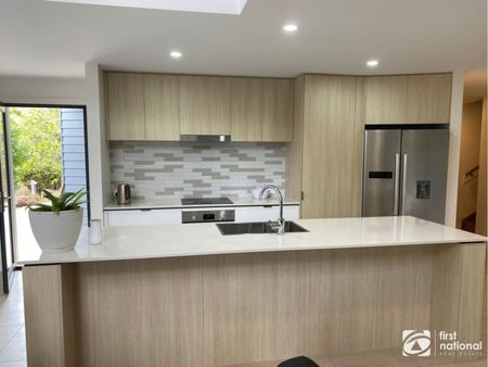 Furnished 4 bedroom townhouse close to Jetty Precinct - Photo 4