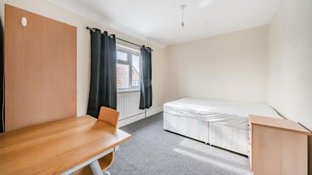 3 bedroom semi-detached house to rent - Photo 3