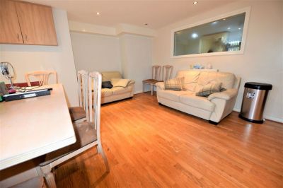 4 bedroom Flat in Wood Lane, Leeds - Photo 3