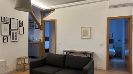 2-bedroom apartment for rent in Almagro - Photo 2
