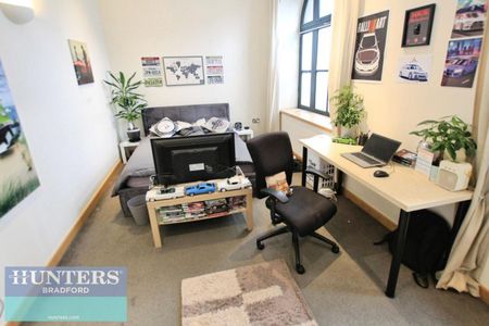 2 bedroom Flat To Let - Photo 2