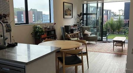 Award-Winning New Townhouse -3 bedroom 2 bathroom - Photo 2