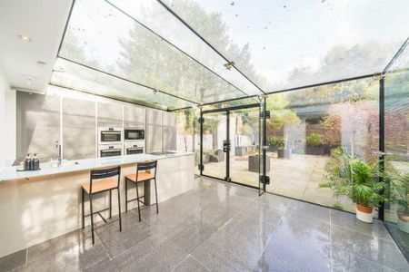 3 bedroom flat to rent - Photo 4