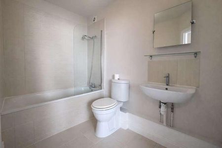 The Lodge, Bishopsmead Parade, East Horsley, Leatherhead, Surrey, KT24 - Photo 3