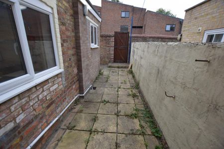 3 bedroom terraced house to rent - Photo 5