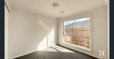 Charming Family Residence in a Prime Location! - Photo 4