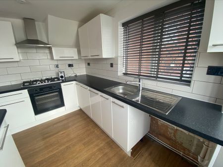 Castleford Close, Beddau, PONTYPRIDD - Photo 4