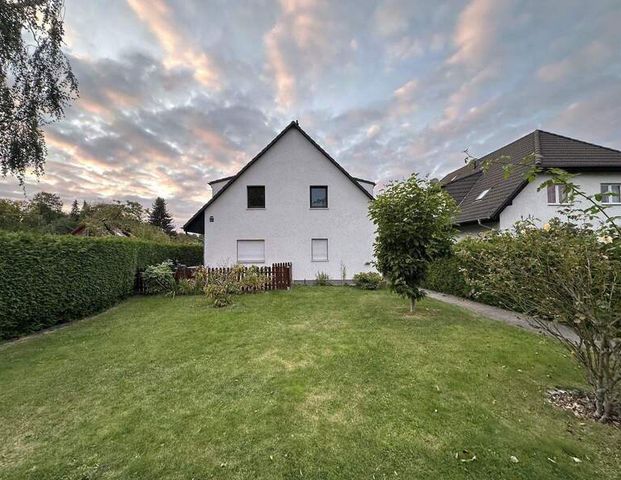 Doppelhaushälfte im ruhigen hinteren Wohnbereich mit Garten - Photo 1
