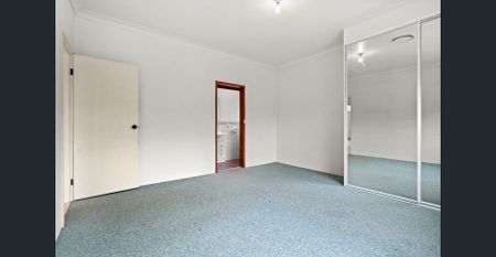 Spacious Home - Photo 4