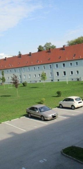 Der perfekte Neustart: hervorragende Lage zum kleinen Preis! Helle Single-Wohnung mit idealer Raumaufteilung am grünen Stadtrand in Steyr Münichholz! - Photo 1