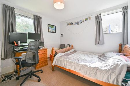 3 bedroom flat to rent - Photo 4