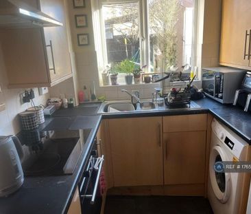 3 bedroom semi-detached house to rent - Photo 4