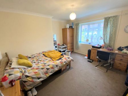 4 bedroom semi-detached house to rent - Photo 3