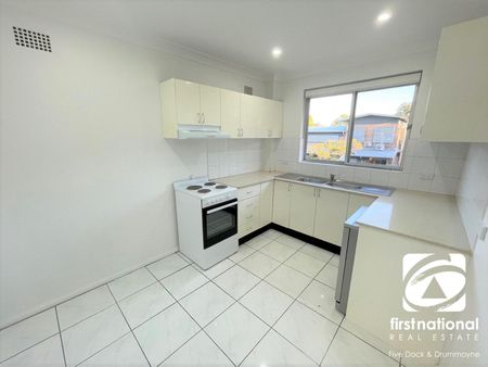 RENOVATED TWO BEDROOM APARTMENT WITH LOCK UP GARAGE - Photo 4