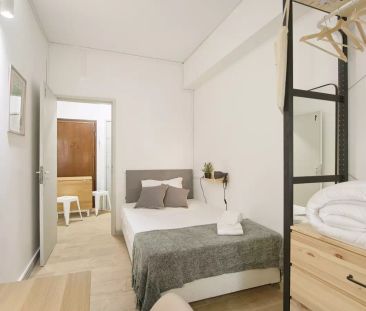 Room in a shared 9-bedroom apartment for rent in Lisbon, only for professionals or students. - Foto 1